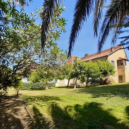 בית נופש Le Du Chateau Monget